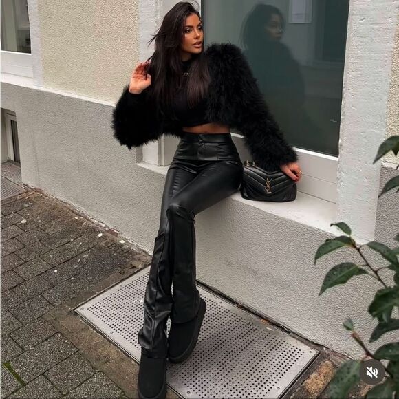 Black platform UGGS - Picture 1 of 5